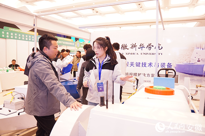 團(tuán)隊(duì)學(xué)生解答客商疑問(wèn)。人民網(wǎng) 丁紀(jì)攝.jpg